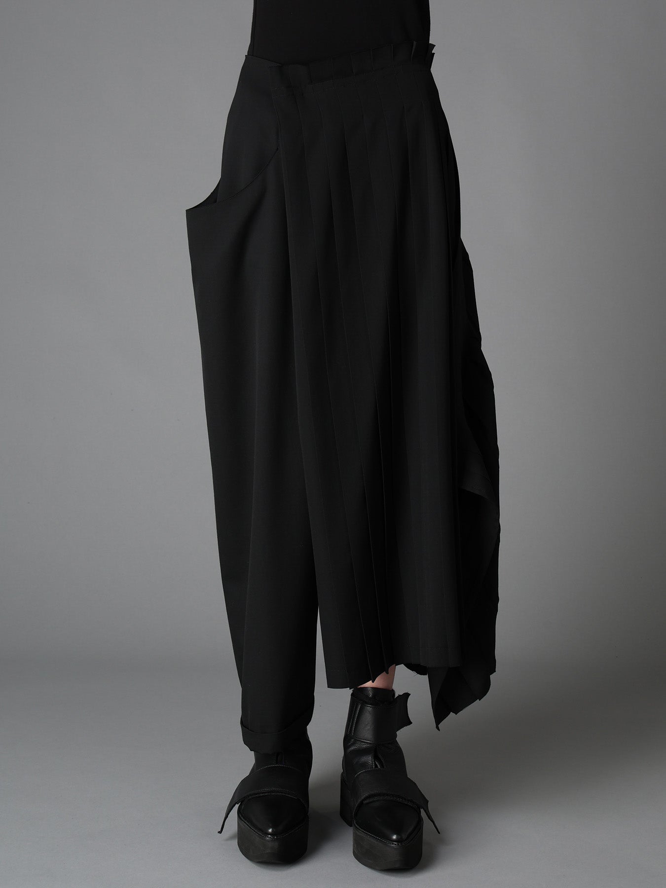 WOOL GABARDINE  PLEATED DETAIL SKORT
