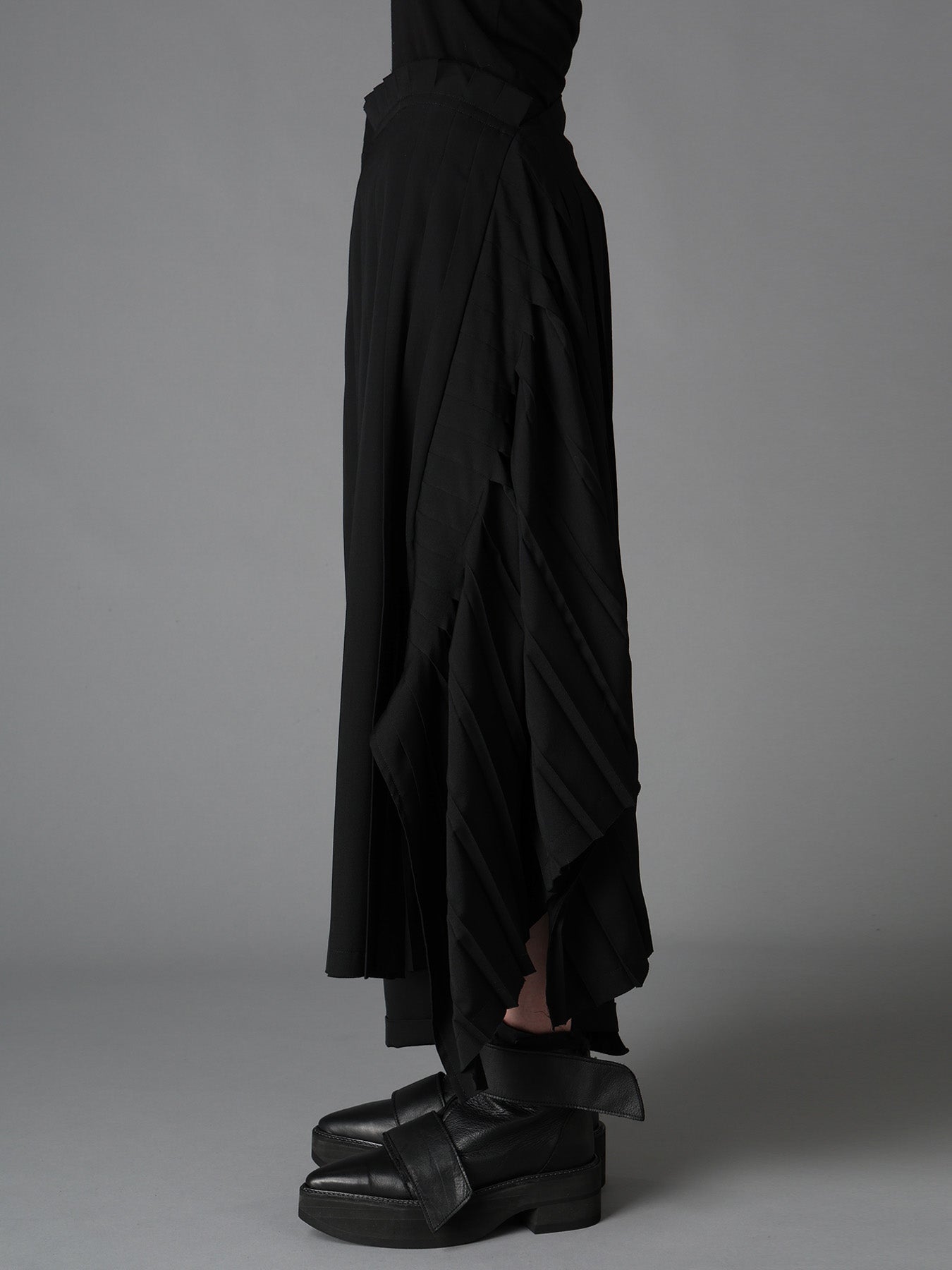 WOOL GABARDINE  PLEATED DETAIL SKORT