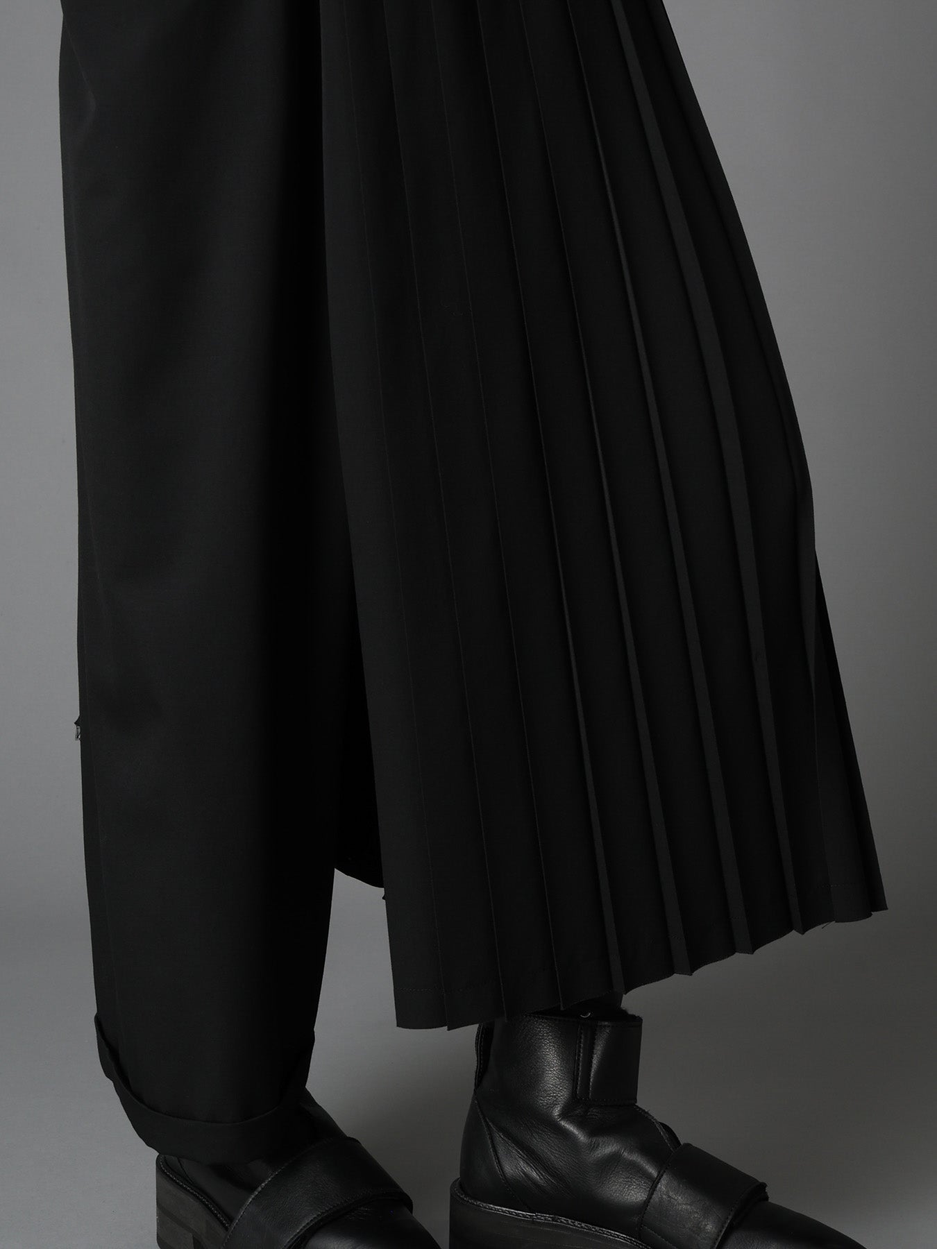 WOOL GABARDINE  PLEATED DETAIL SKORT