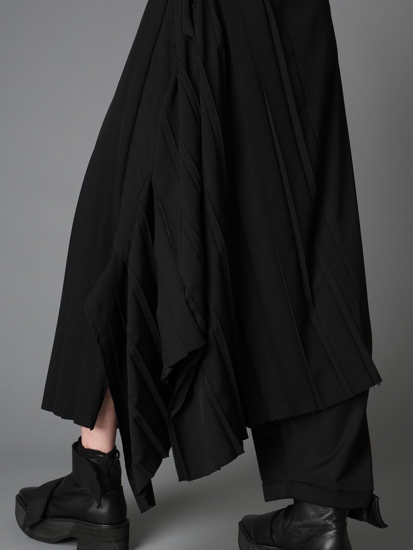 WOOL GABARDINE  PLEATED DETAIL SKORT