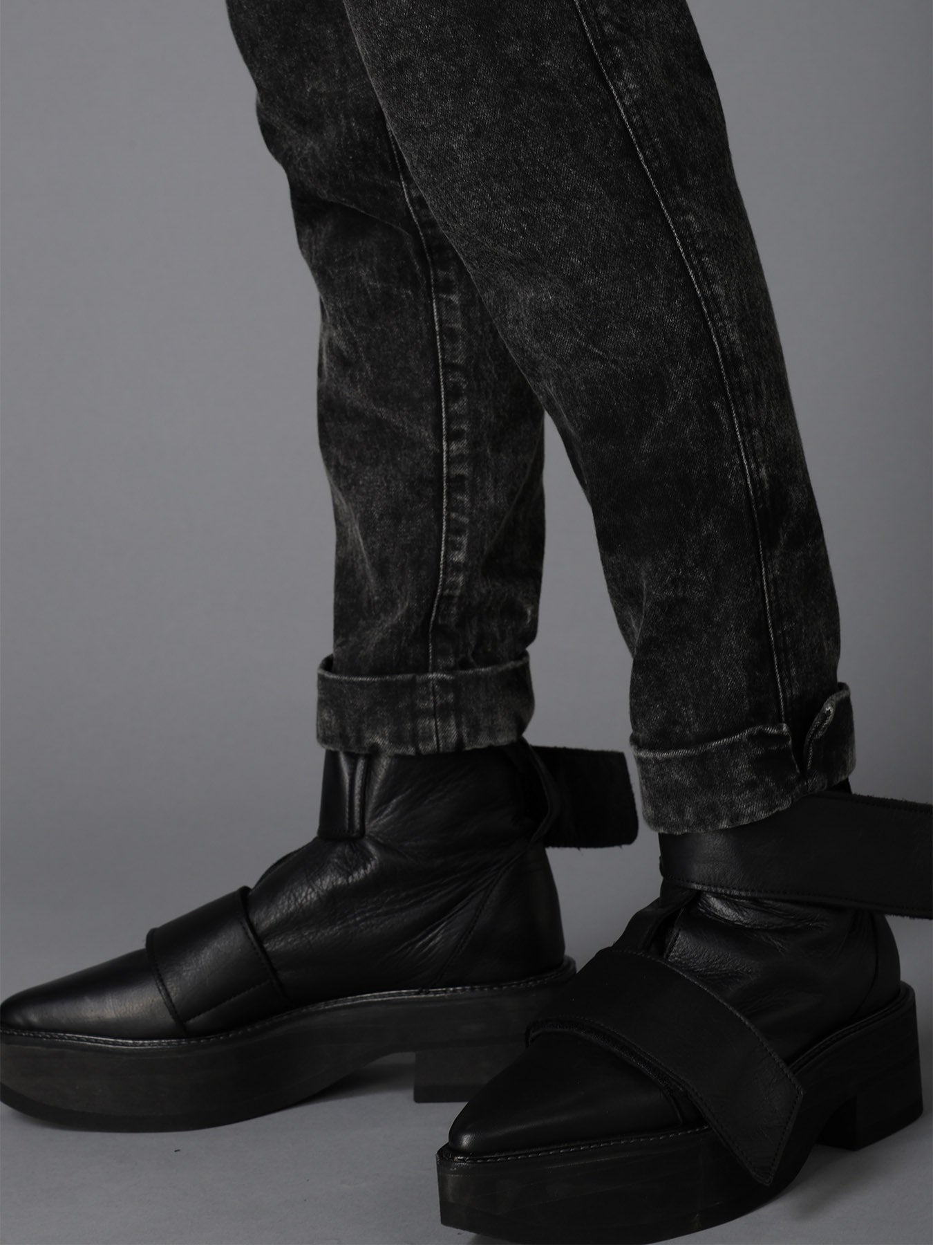CHEMICAL BLEACHED DENIM CUFFED PANTS
