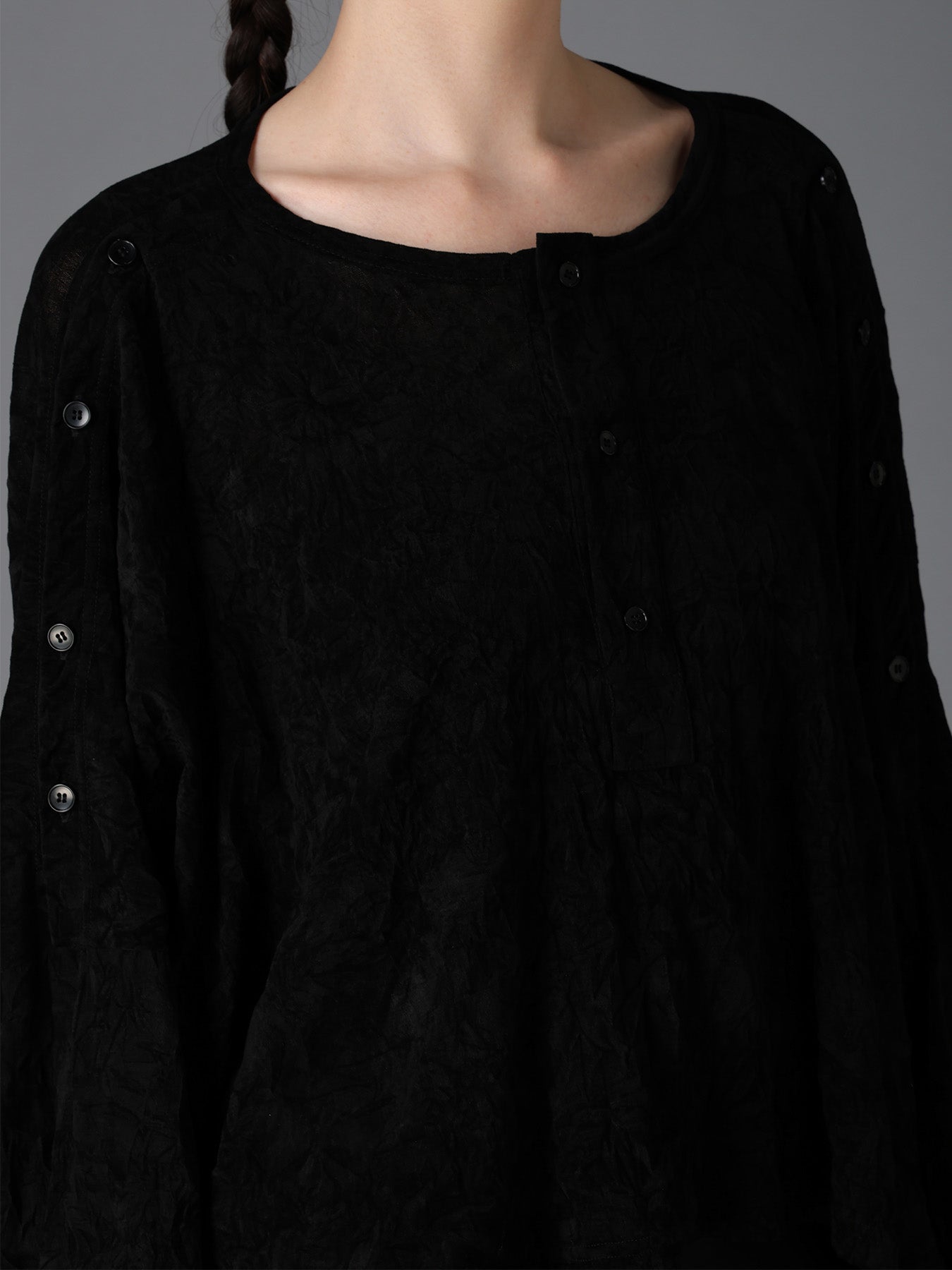 FLOCKED TULLE SHOULDER OPEN SHORT T