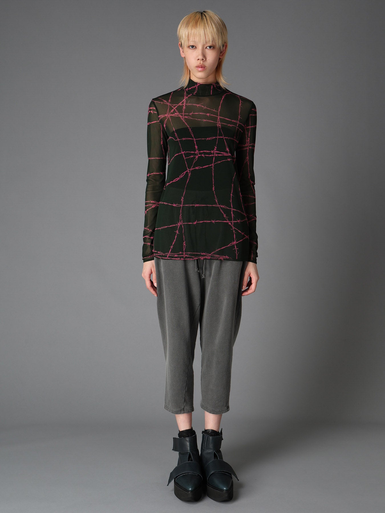 BARBED WIRE PRINT TURTLE NECK T