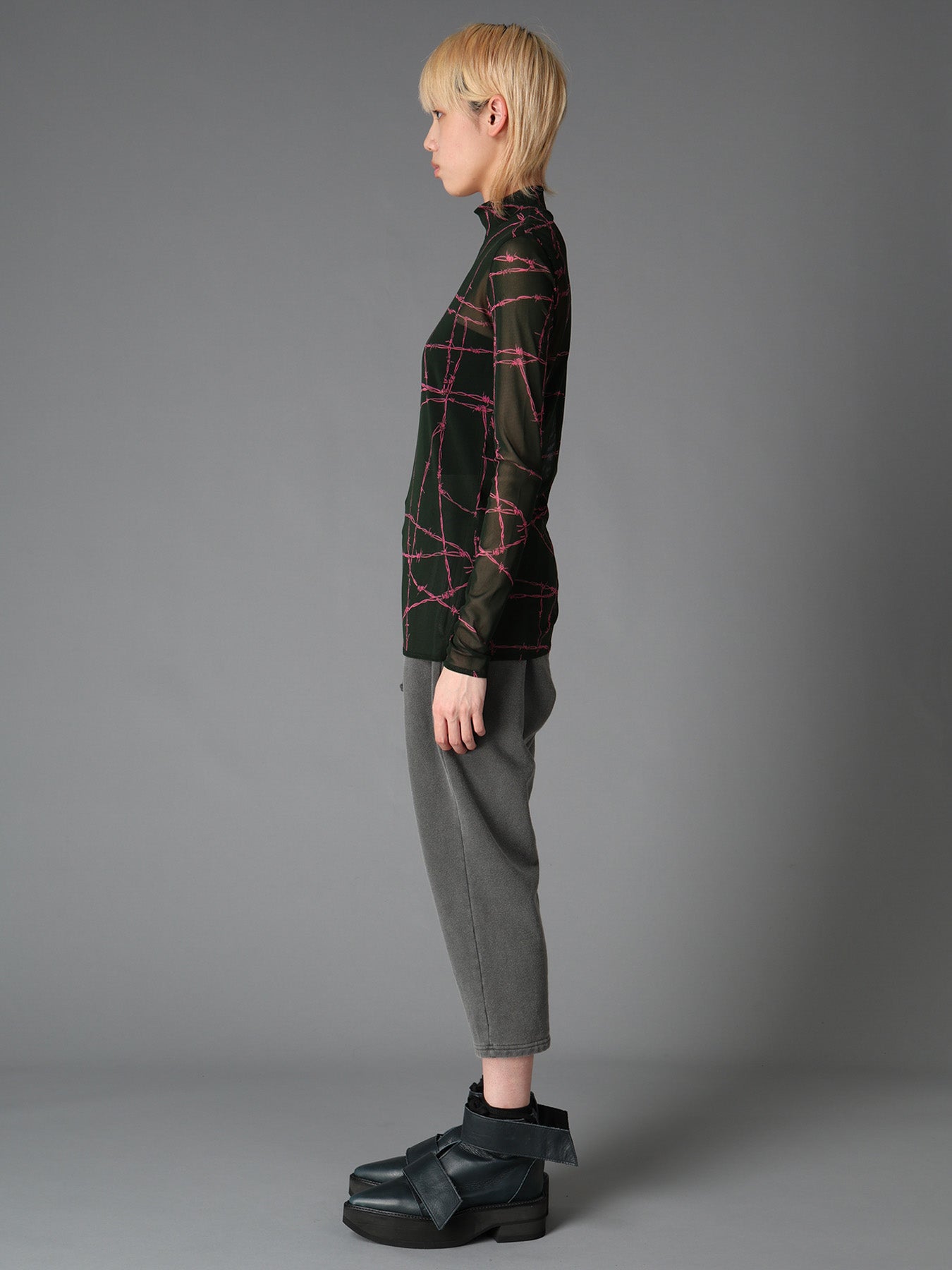 BARBED WIRE PRINT TURTLE NECK T