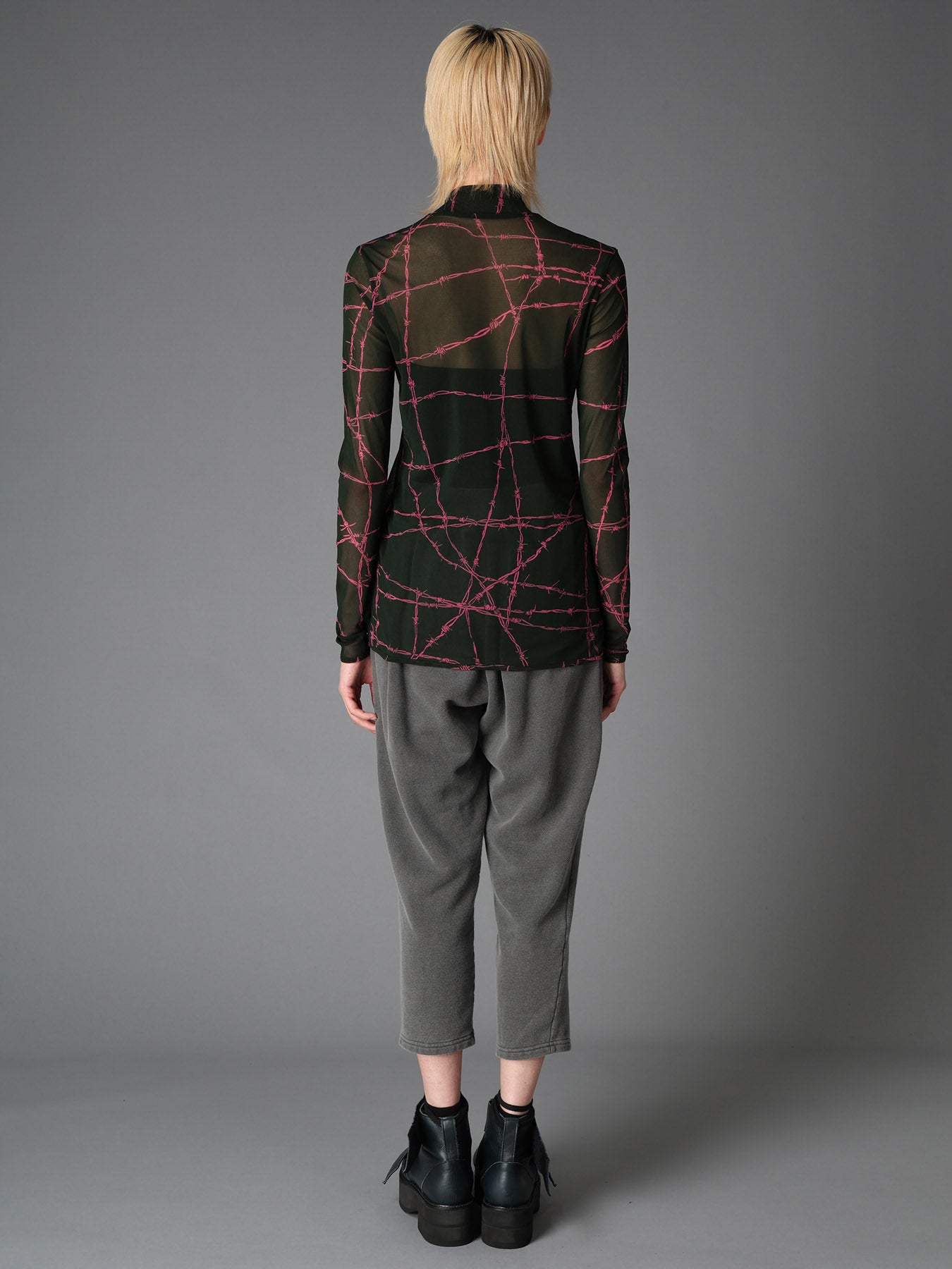 BARBED WIRE PRINT TURTLE NECK T