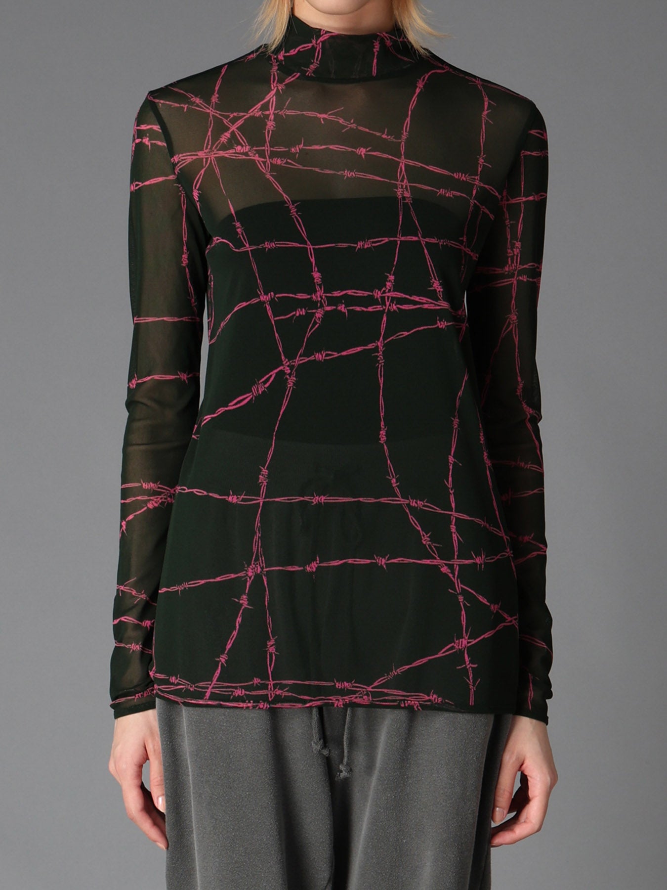 BARBED WIRE PRINT TURTLE NECK T