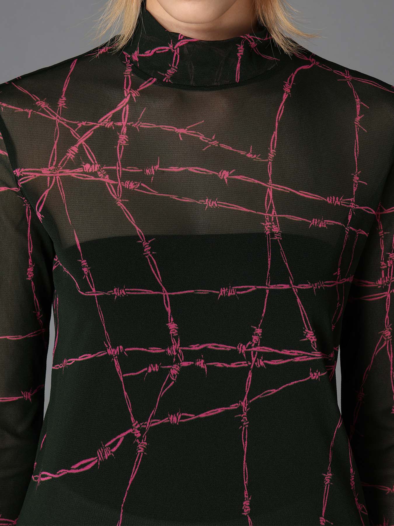 BARBED WIRE PRINT TURTLE NECK T