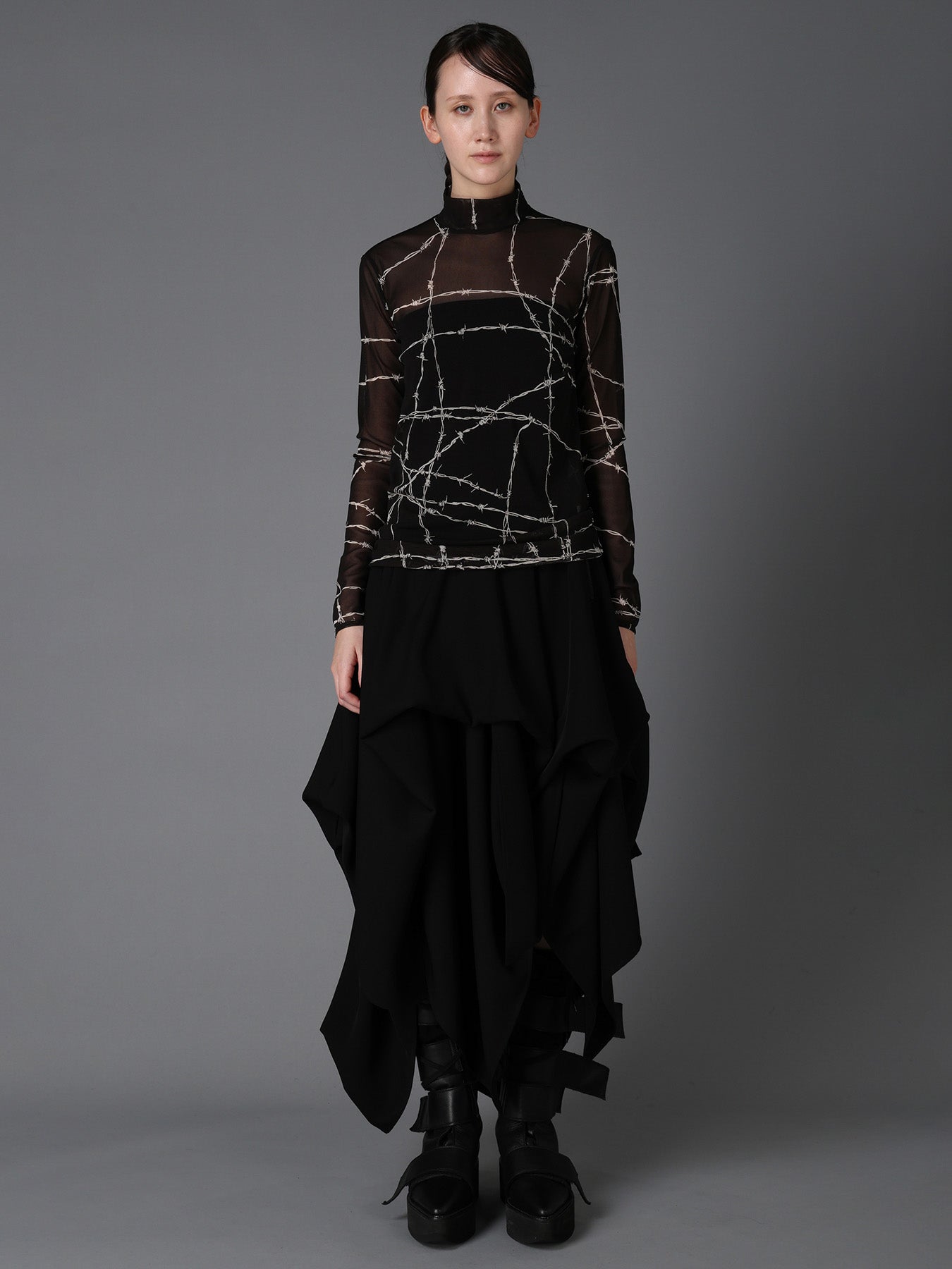 BARBED WIRE PRINT TURTLE NECK T
