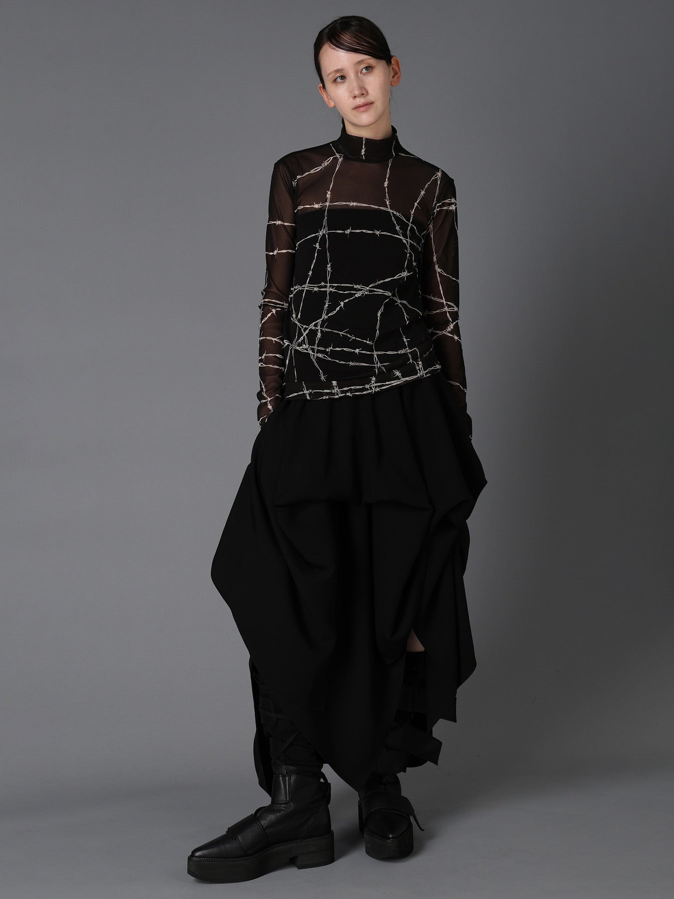 BARBED WIRE PRINT TURTLE NECK T