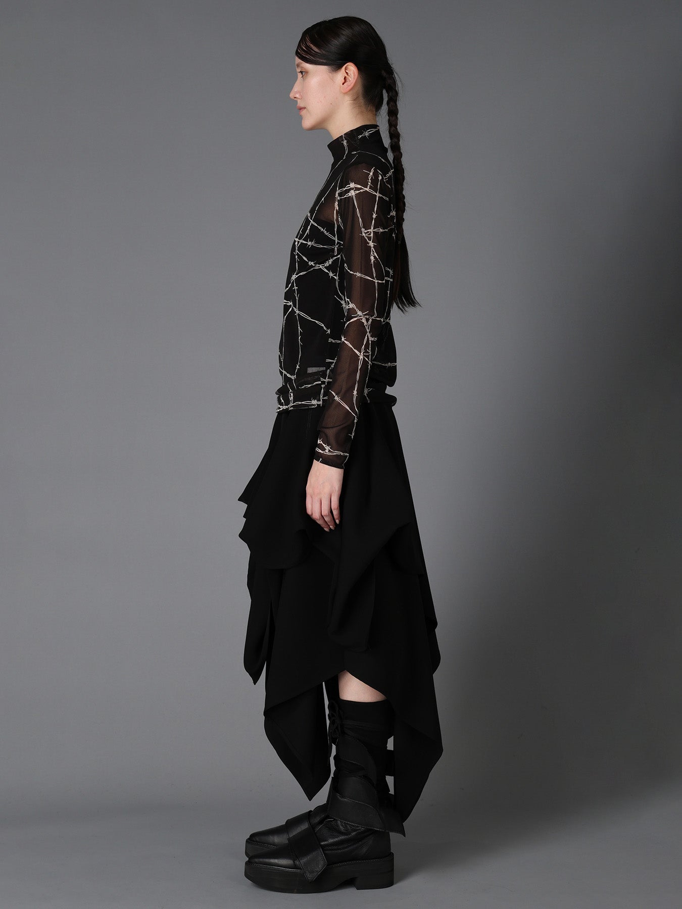 BARBED WIRE PRINT TURTLE NECK T