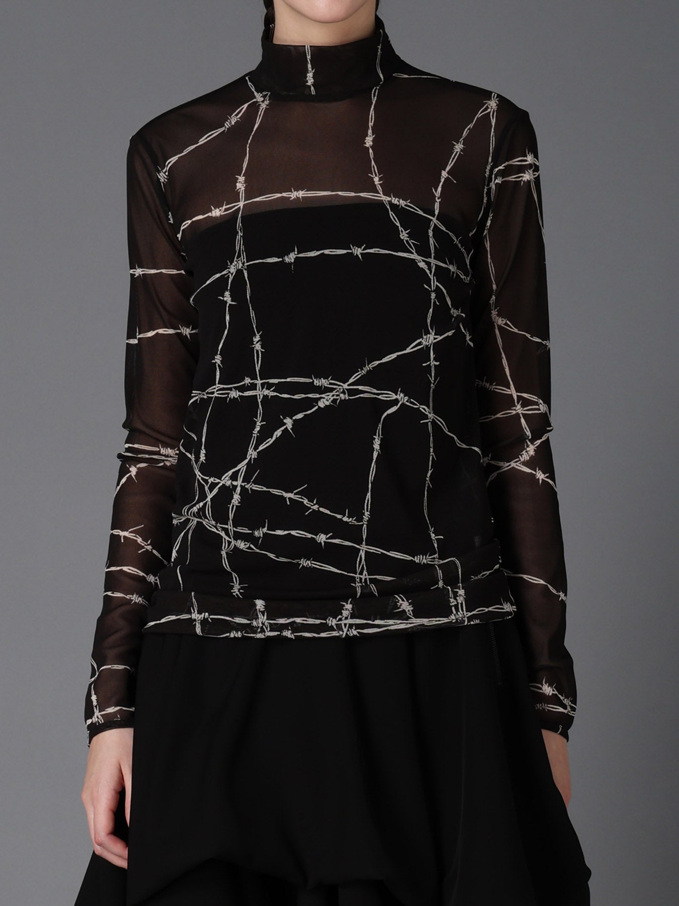 BARBED WIRE PRINT TURTLE NECK T