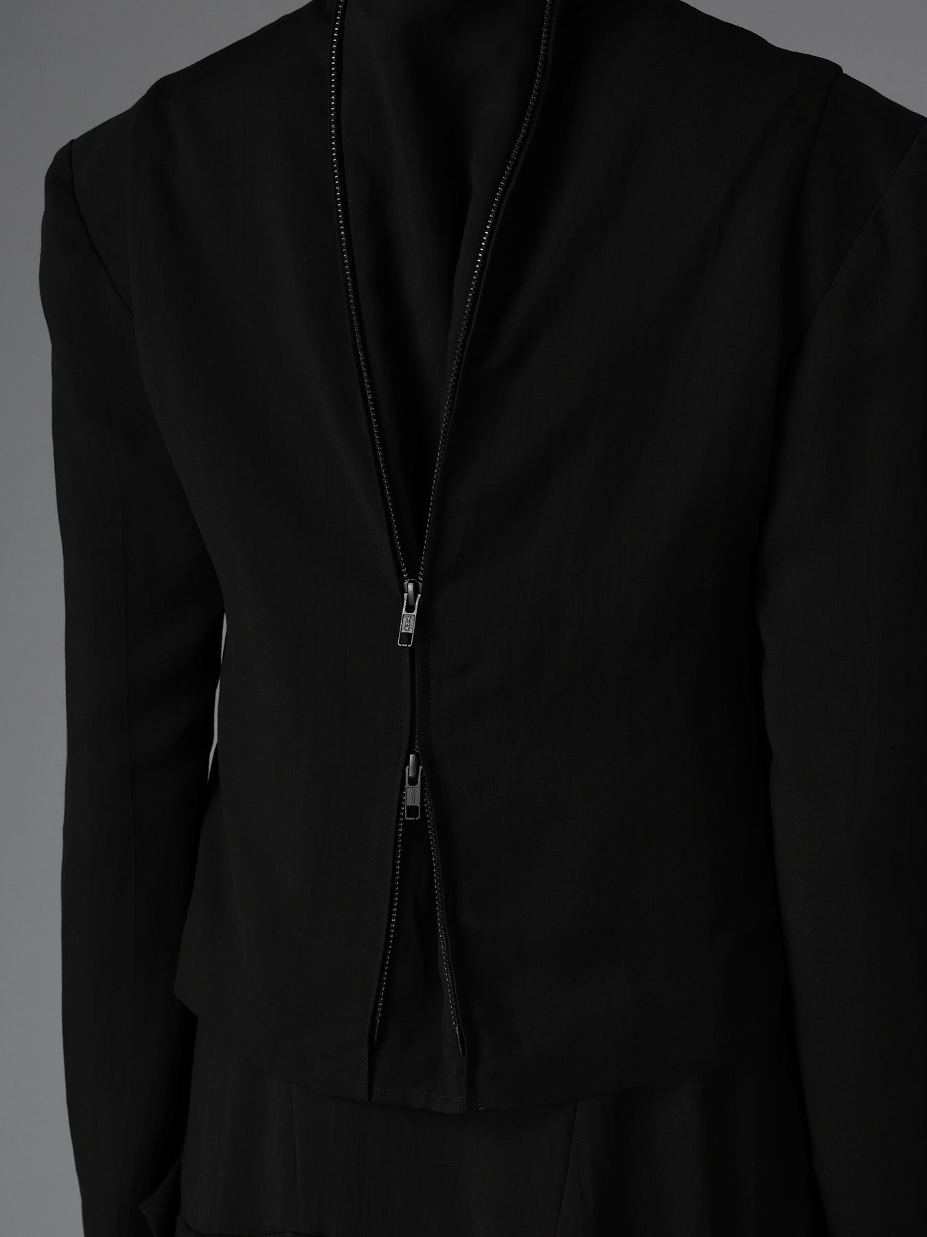 HIGH TWIST GABARDINE GUSSETED STAND COLLAR BLOUSON