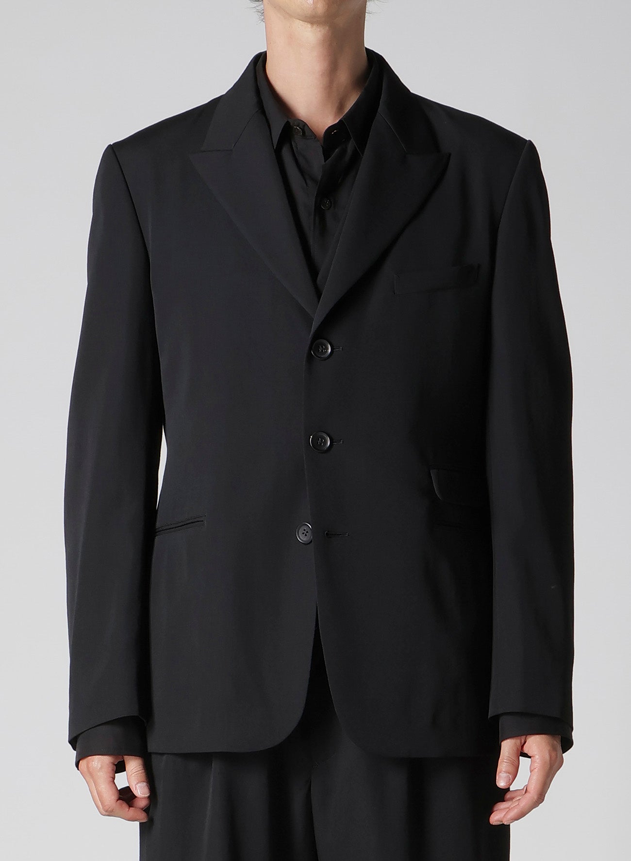 WOOL GABARDINE PEACKED LAPEL 2-BUTTON JACKET