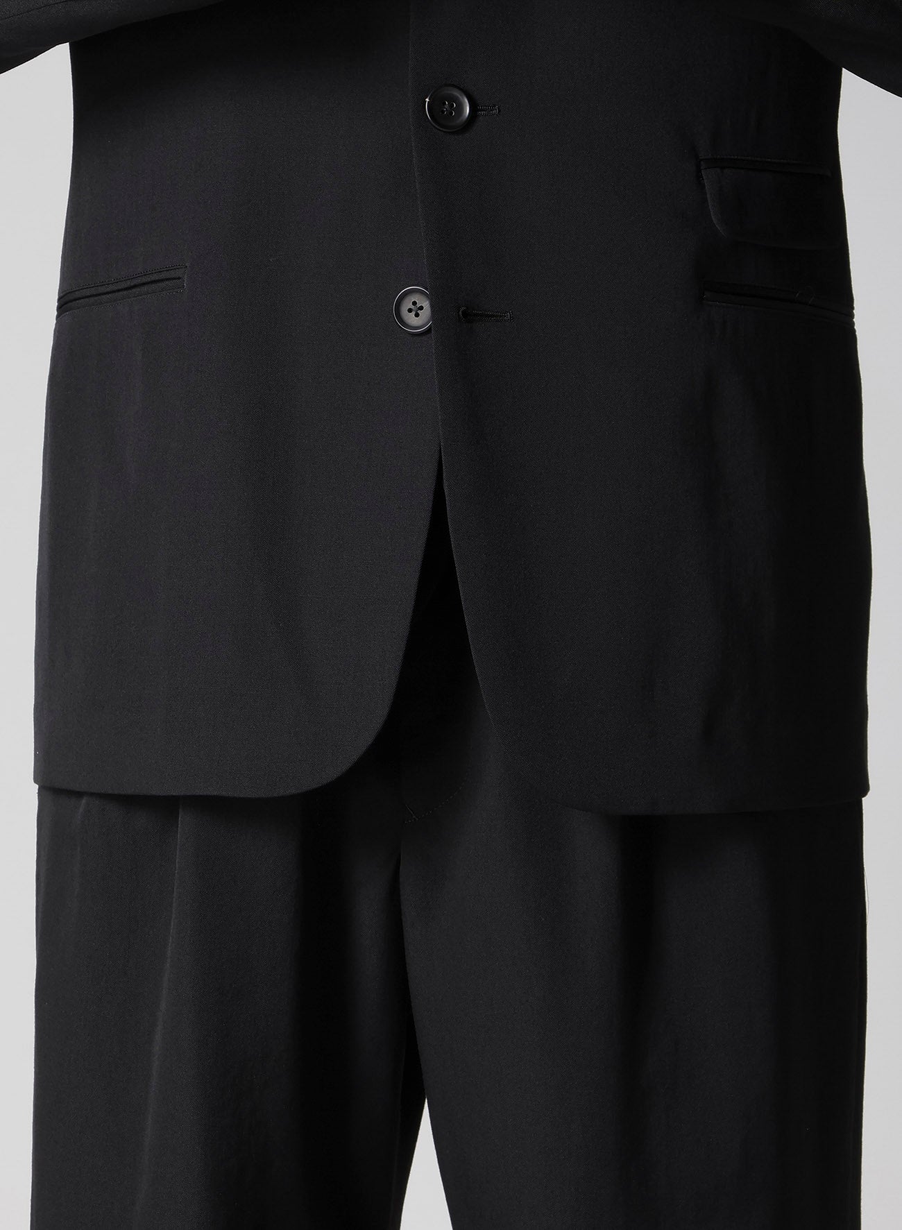 WOOL GABARDINE PEACKED LAPEL 2-BUTTON JACKET