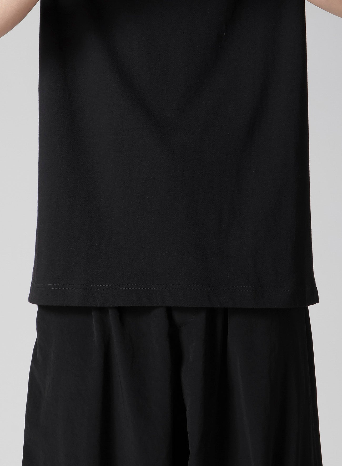 BAT PRINT SLEEVELESS TEE