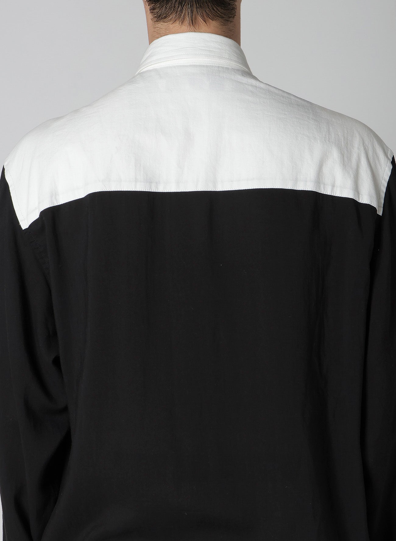 MONOCHROME PANEL TUCK COLLAR SHIRT