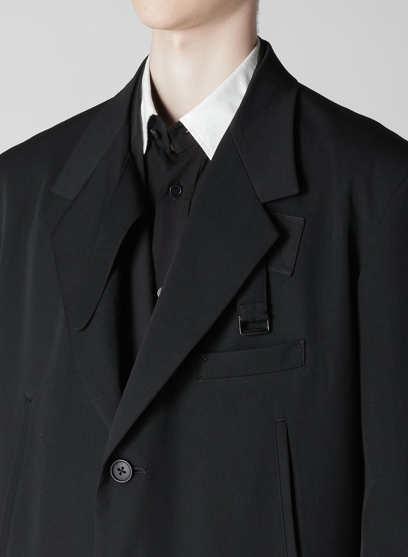 GABARDINE LAPEL BUCKLE TAB JACKET