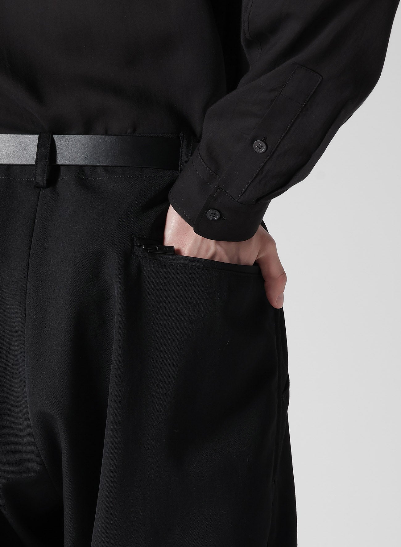 GABARDINE BACK SIDE ZIPPER PANTS