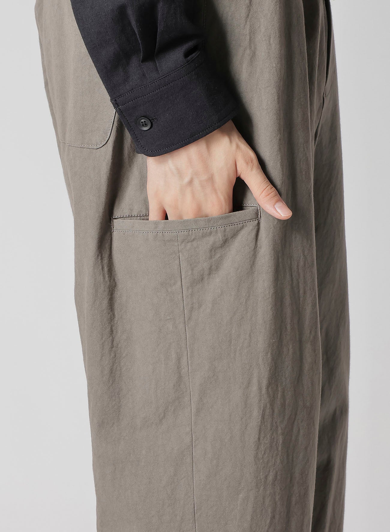 【1/11 10:00(JST) Release】COTTON POPLIN PANTS WITH RIGHT AND LEFT LEG POCKETS