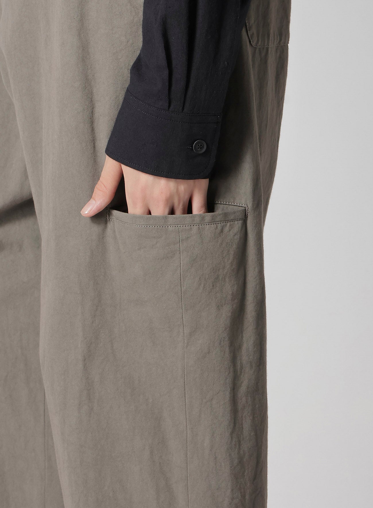 【1/11 10:00(JST) Release】COTTON POPLIN PANTS WITH RIGHT AND LEFT LEG POCKETS