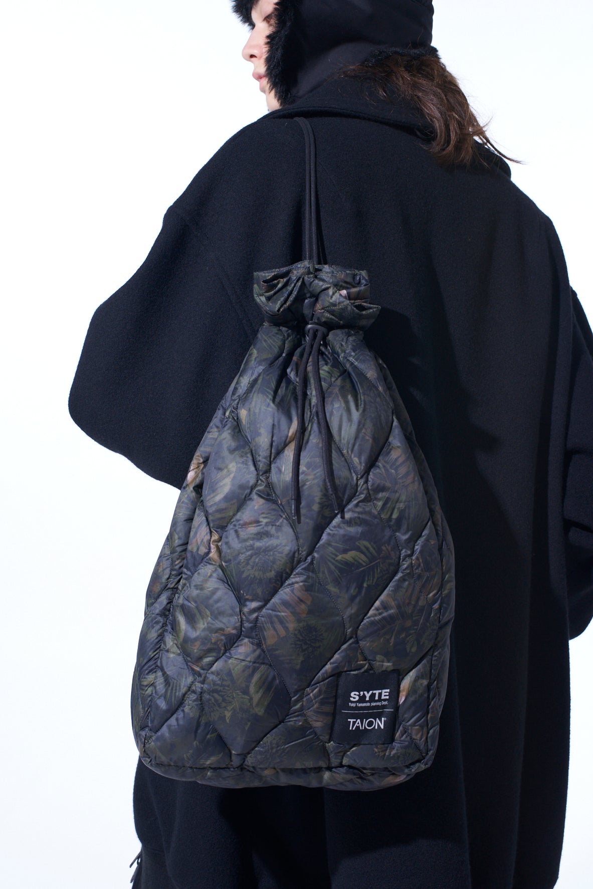 【S'YTE X TAION】DAHLIA CAMOUFLAGE QUILTED DOWN 2WAY MINI BONSACK