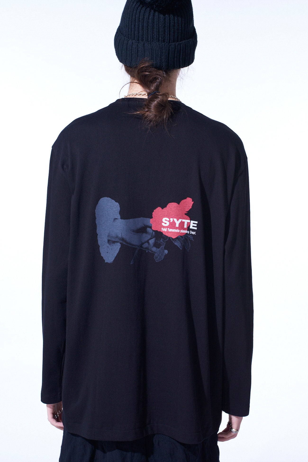 "ROSE IN THE HAND" GRAPHIC LONG-SLEEVED T-SHIRT