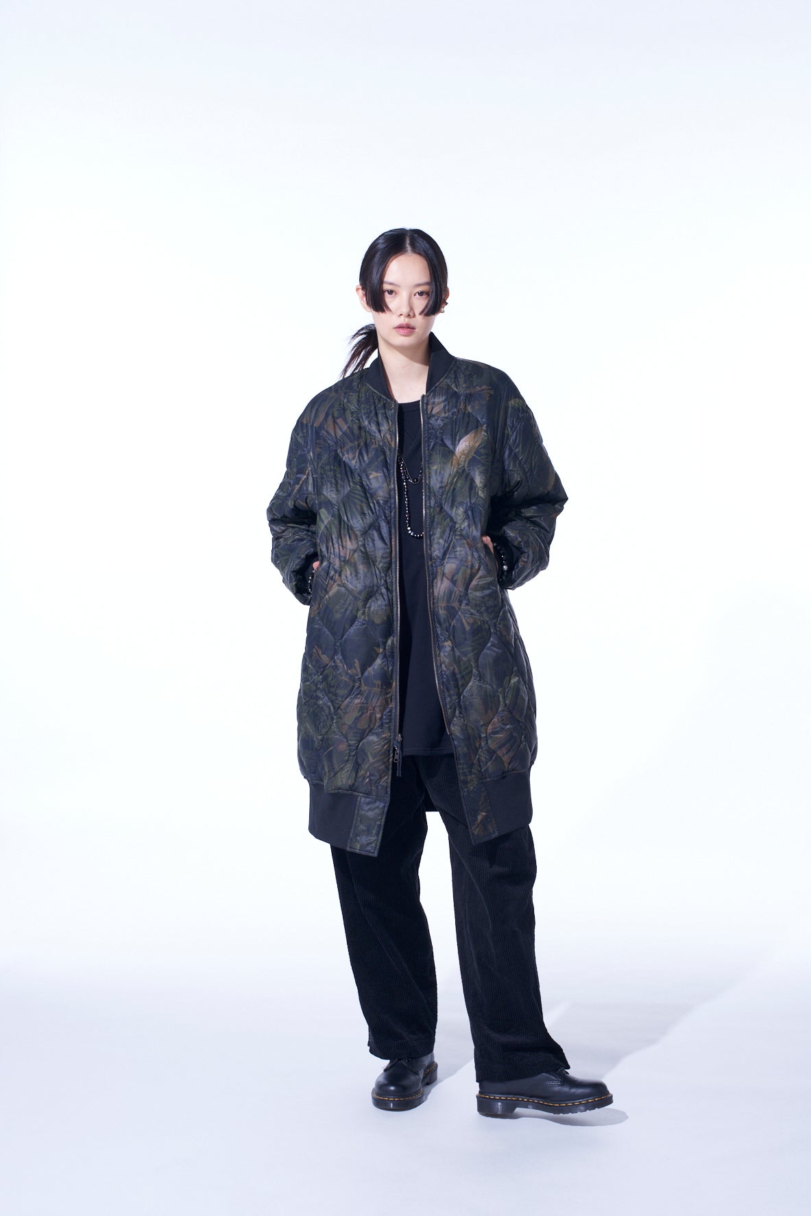 【S'YTE X TAION】DAHLIA CAMOUFLAGE QUILTED DOWN REVERSIBLE LONG MA-1