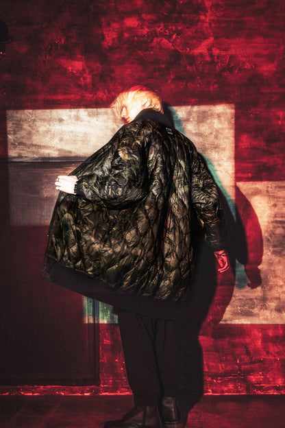 【S'YTE X TAION】DAHLIA CAMOUFLAGE QUILTED DOWN REVERSIBLE LONG MA-1