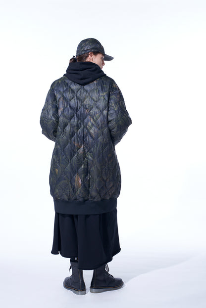 【S'YTE X TAION】DAHLIA CAMOUFLAGE QUILTED DOWN REVERSIBLE LONG MA-1