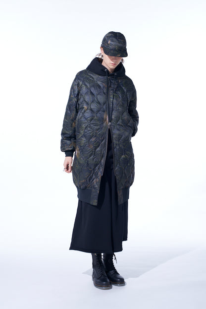 【S'YTE X TAION】DAHLIA CAMOUFLAGE QUILTED DOWN REVERSIBLE LONG MA-1