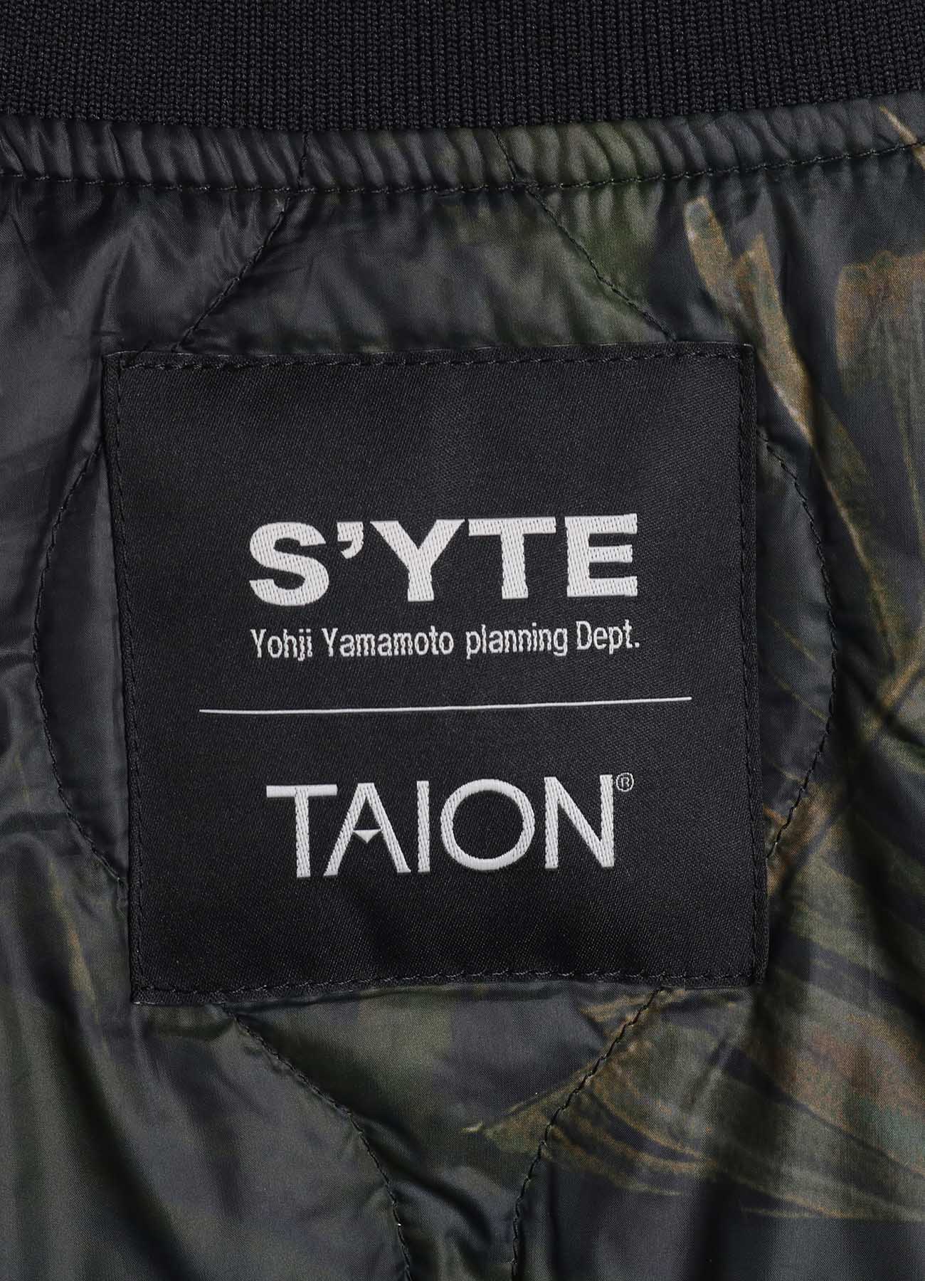 【S'YTE X TAION】DAHLIA CAMOUFLAGE QUILTED DOWN REVERSIBLE LONG MA-1