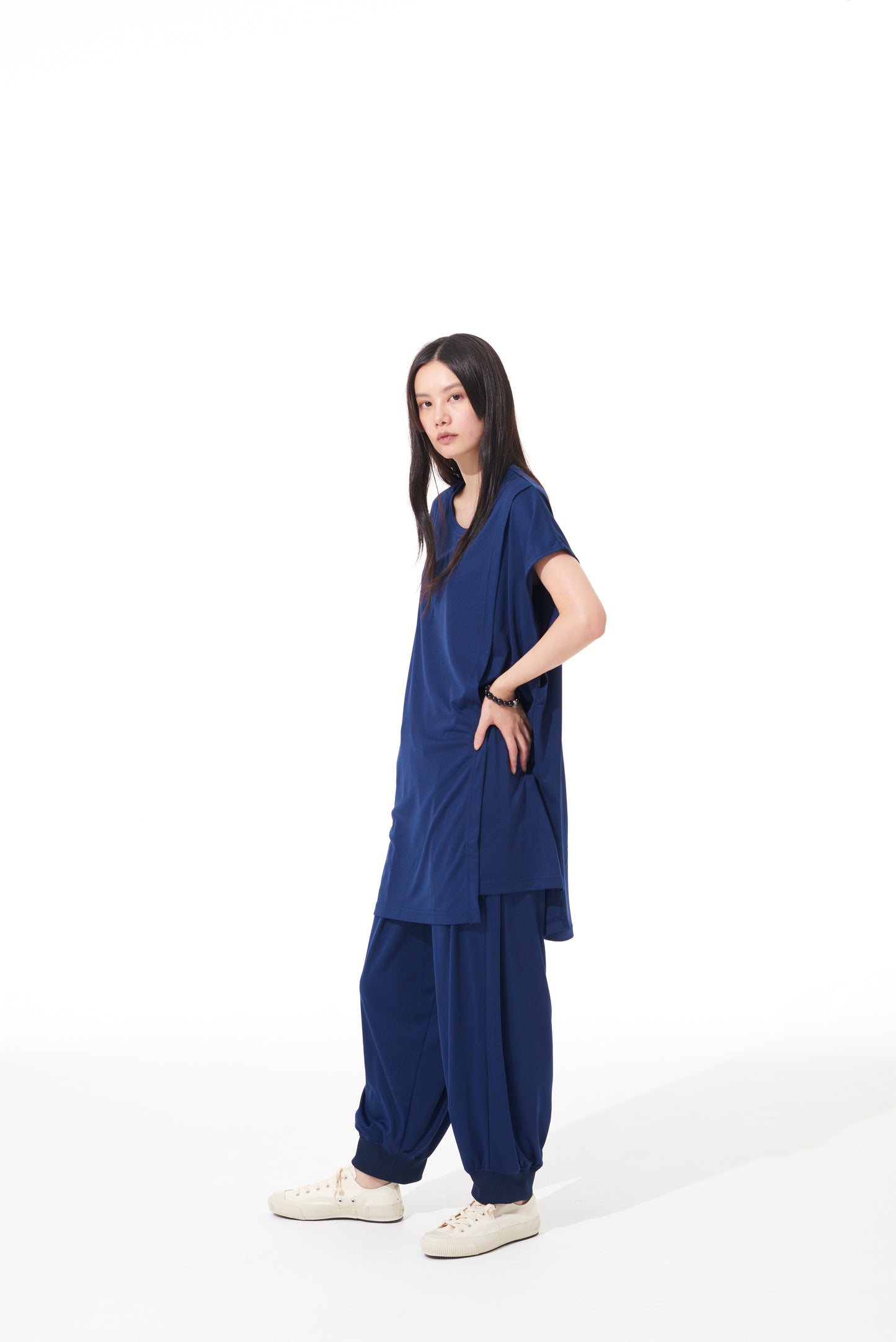 HIGH-GAUGE POLYESTER SMOOTH JERSEY  PANTS WITH RIBBED HEMS