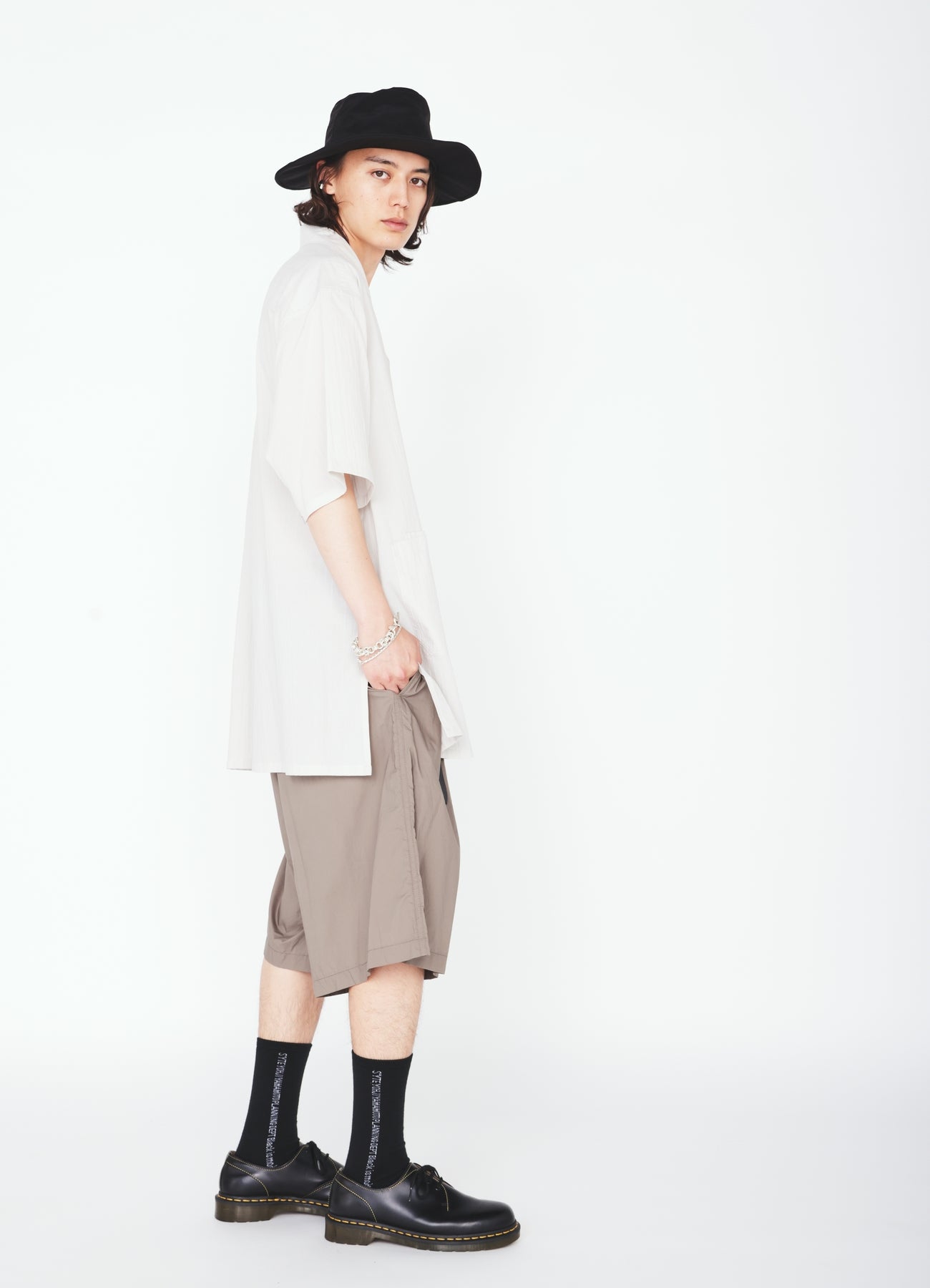 COTTON TYPEWRITER 2-TUCK SHORT PANTS