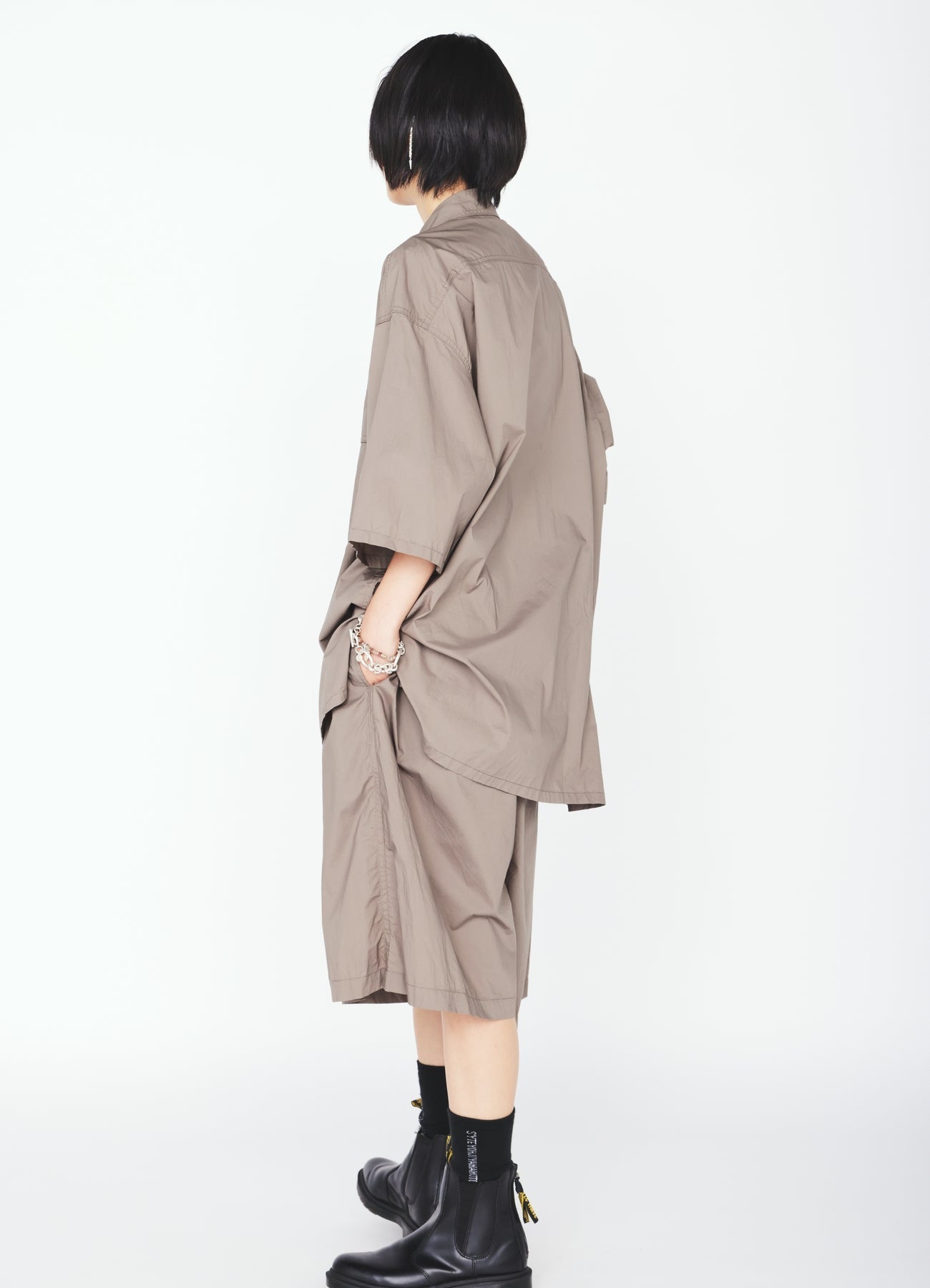COTTON TYPEWRITER 2-TUCK SHORT PANTS