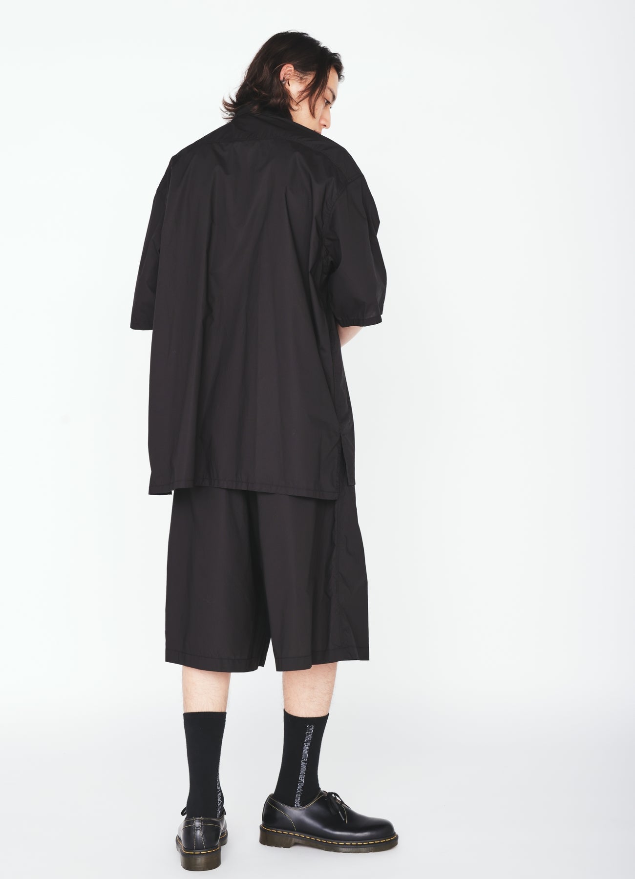 COTTON TYPEWRITER 2-TUCK SHORT PANTS