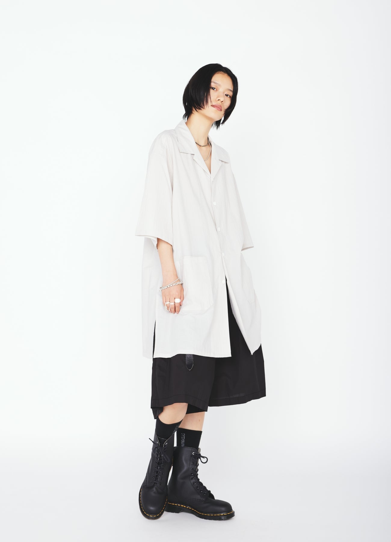 COTTON TYPEWRITER 2-TUCK SHORT PANTS