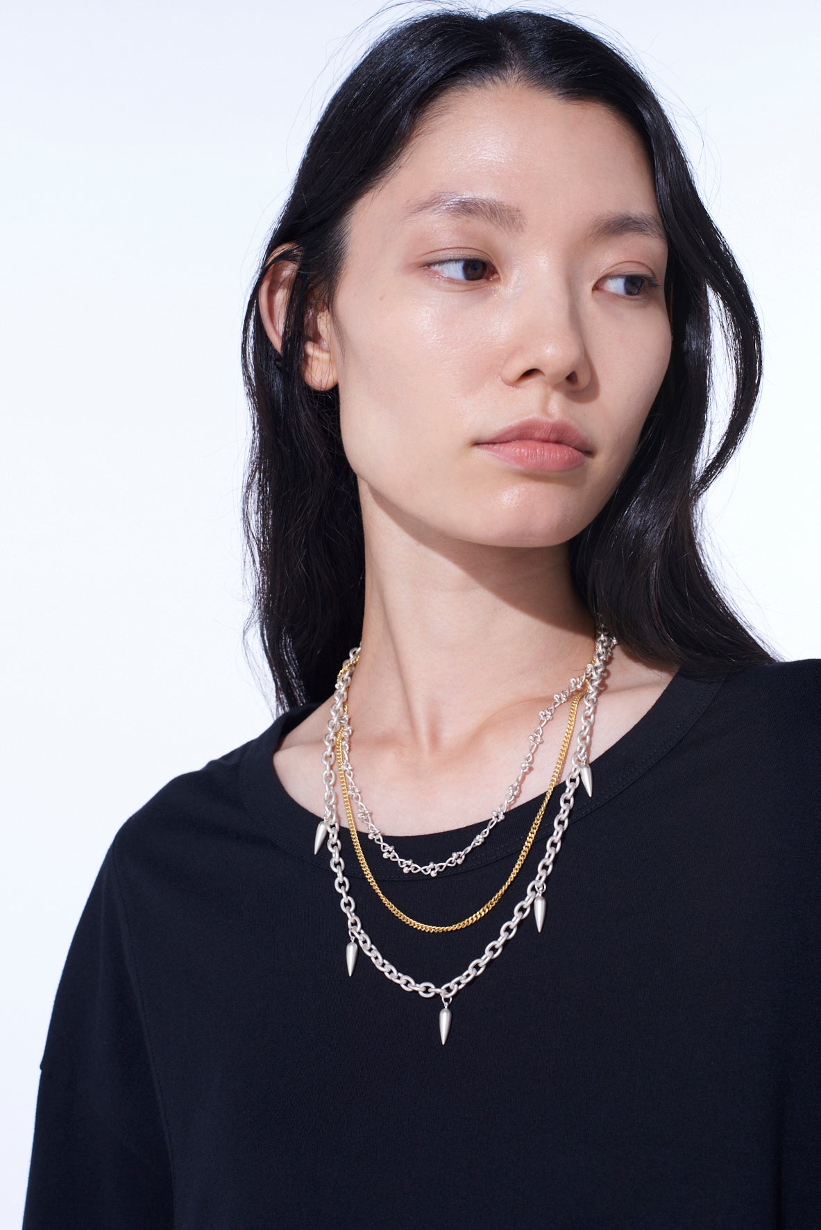 STUDS CONTRASTED TRIPLE CHAIN NECKLACE