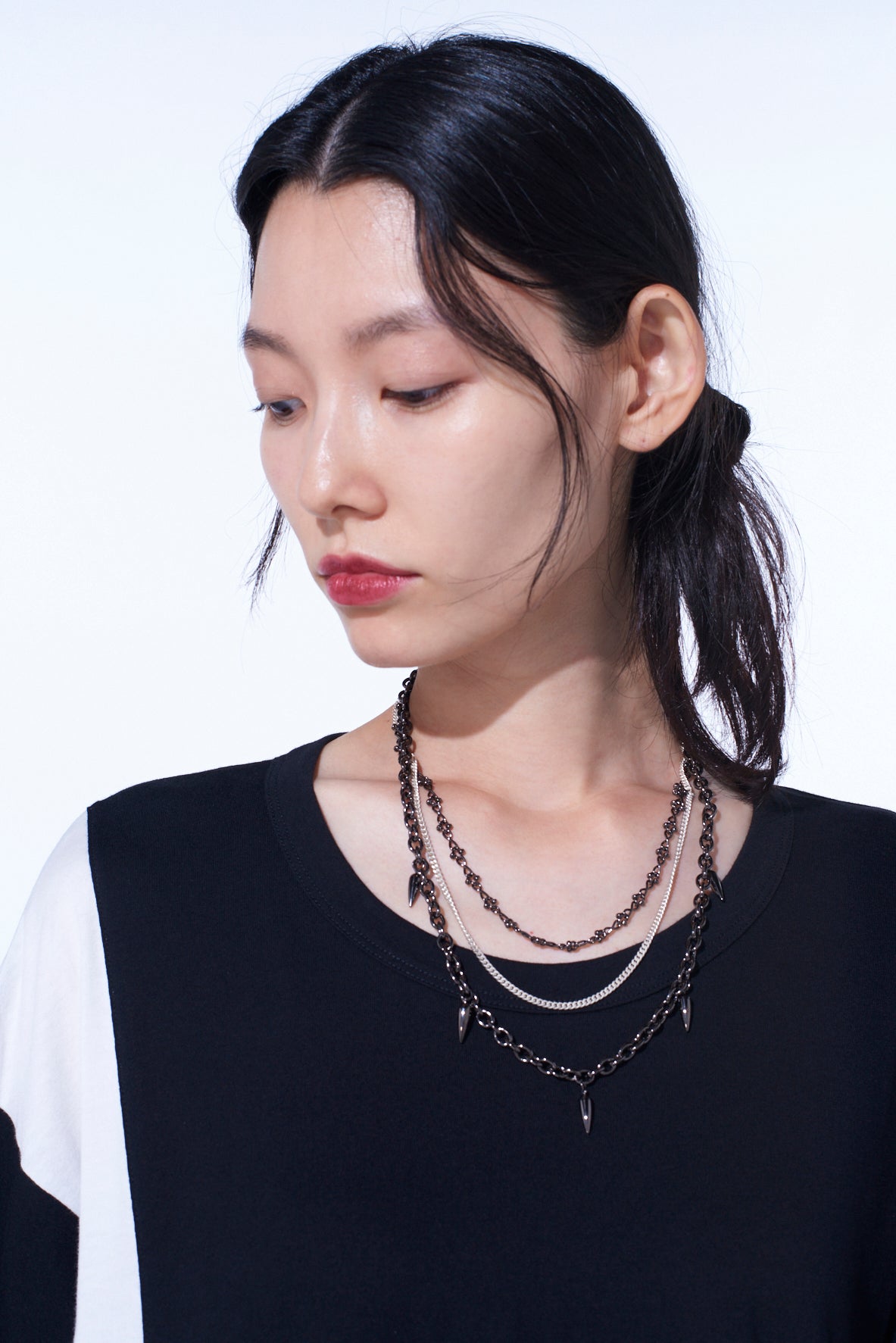 STUDS CONTRASTED TRIPLE CHAIN NECKLACE