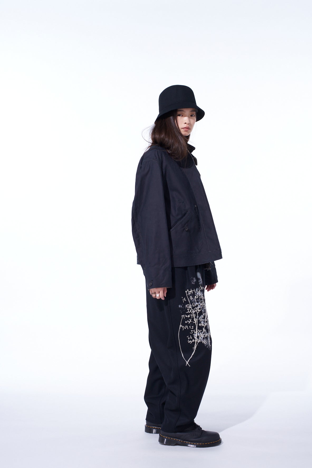 LAMB WOOL PRINTED MESSEGE EMBROIDERY 2 TUCK SUSPENDER PANTS
