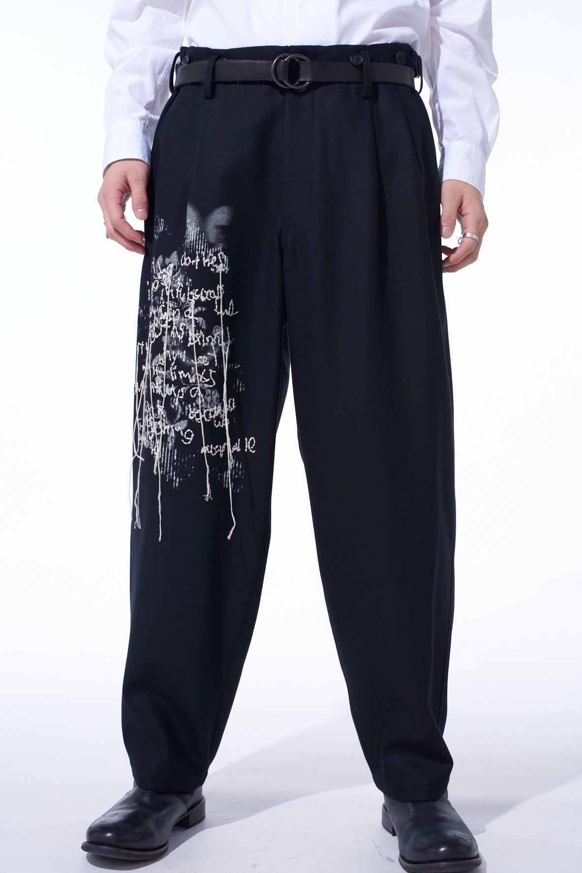 LAMB WOOL PRINTED MESSEGE EMBROIDERY 2 TUCK SUSPENDER PANTS