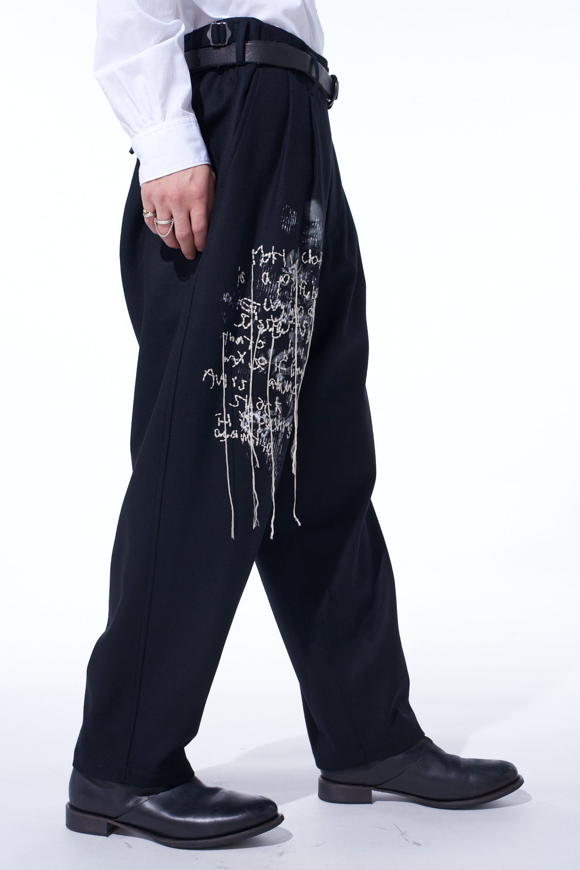 LAMB WOOL PRINTED MESSEGE EMBROIDERY 2 TUCK SUSPENDER PANTS