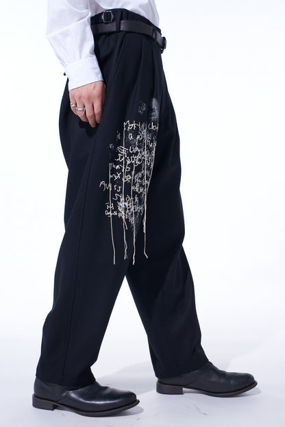 LAMB WOOL PRINTED MESSEGE EMBROIDERY 2 TUCK SUSPENDER PANTS
