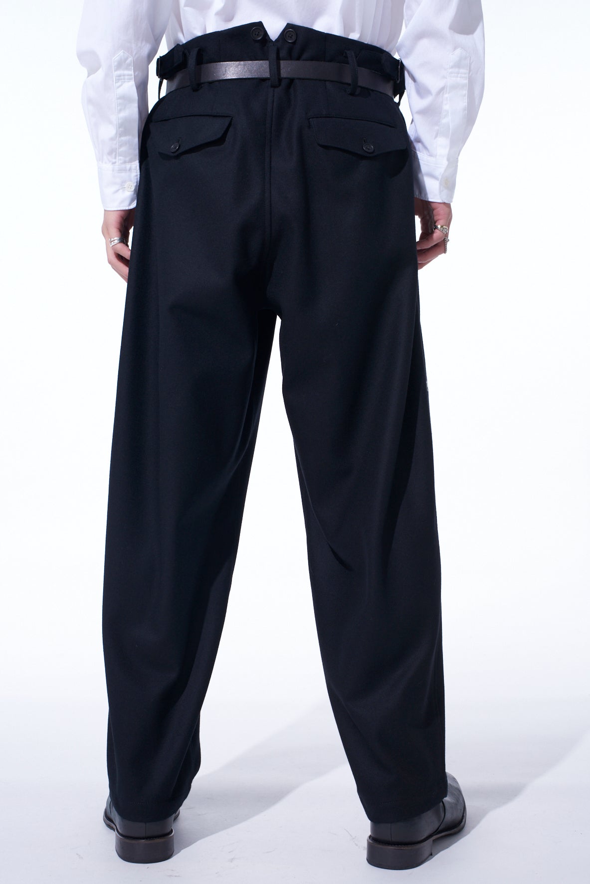 LAMB WOOL PRINTED MESSEGE EMBROIDERY 2 TUCK SUSPENDER PANTS