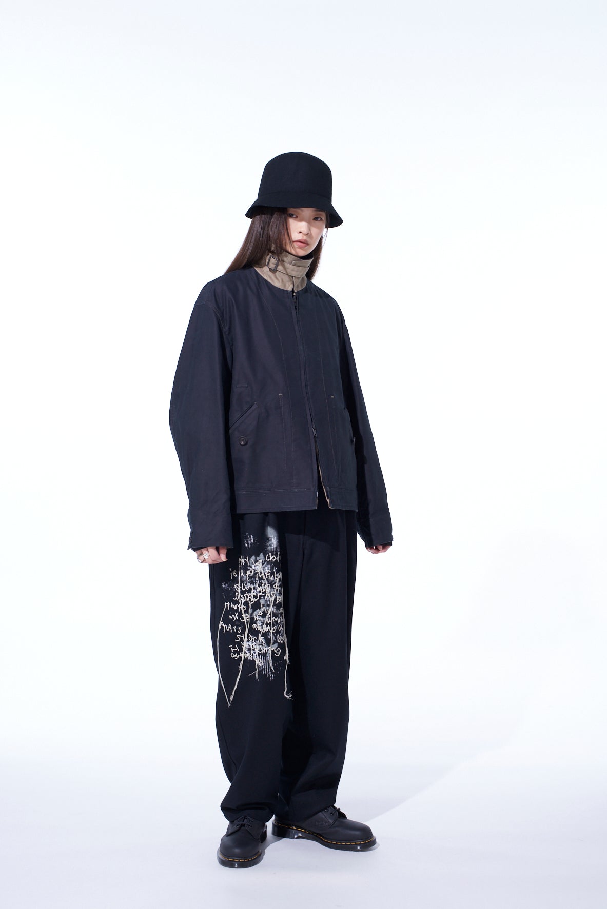 LAMB WOOL PRINTED MESSEGE EMBROIDERY 2 TUCK SUSPENDER PANTS