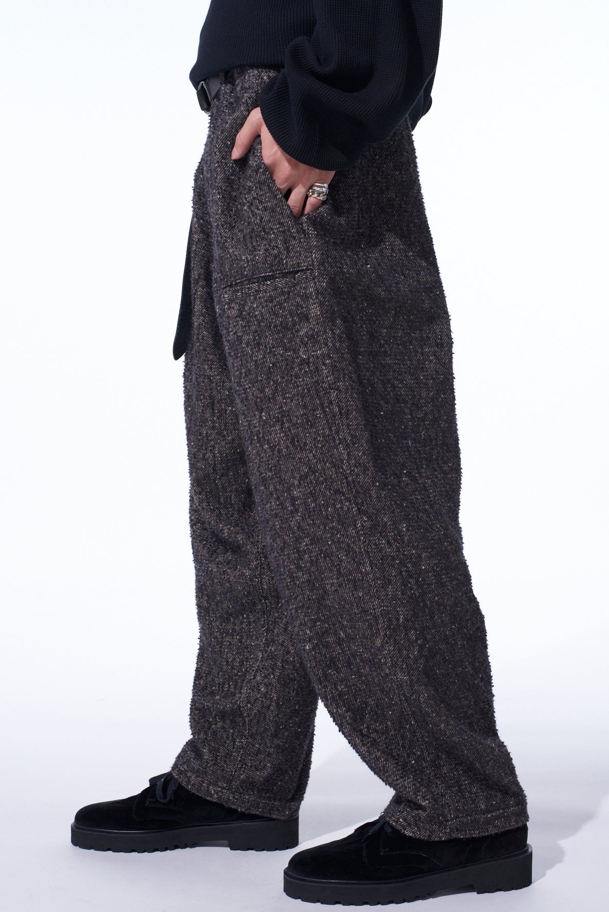 BRUSHED TWILL NEEDLE PUNCH TAPERED PANTS