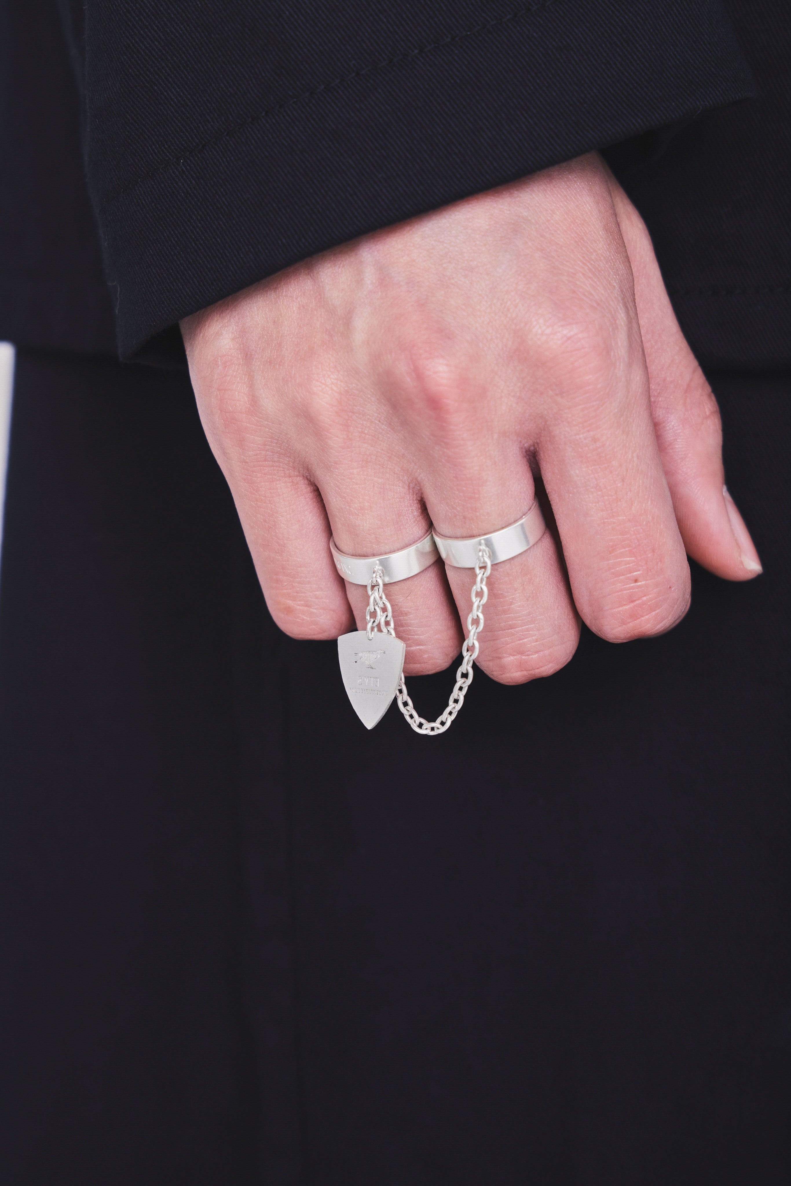 PICK ACCENT CHAIN‑LINKED DOUBLE RING – THE SHOP YOHJI YAMAMOTO