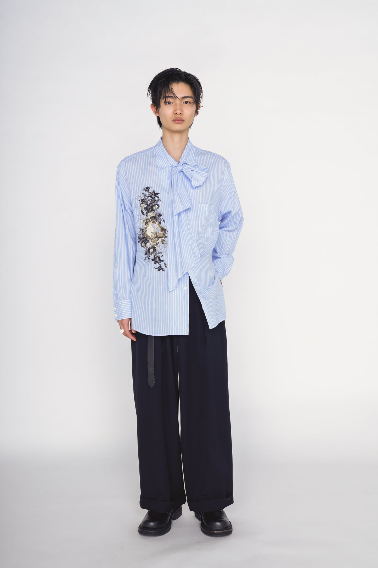 COTTON STRIPED HEAD IN HANDS PRINT RIBON SHIRT