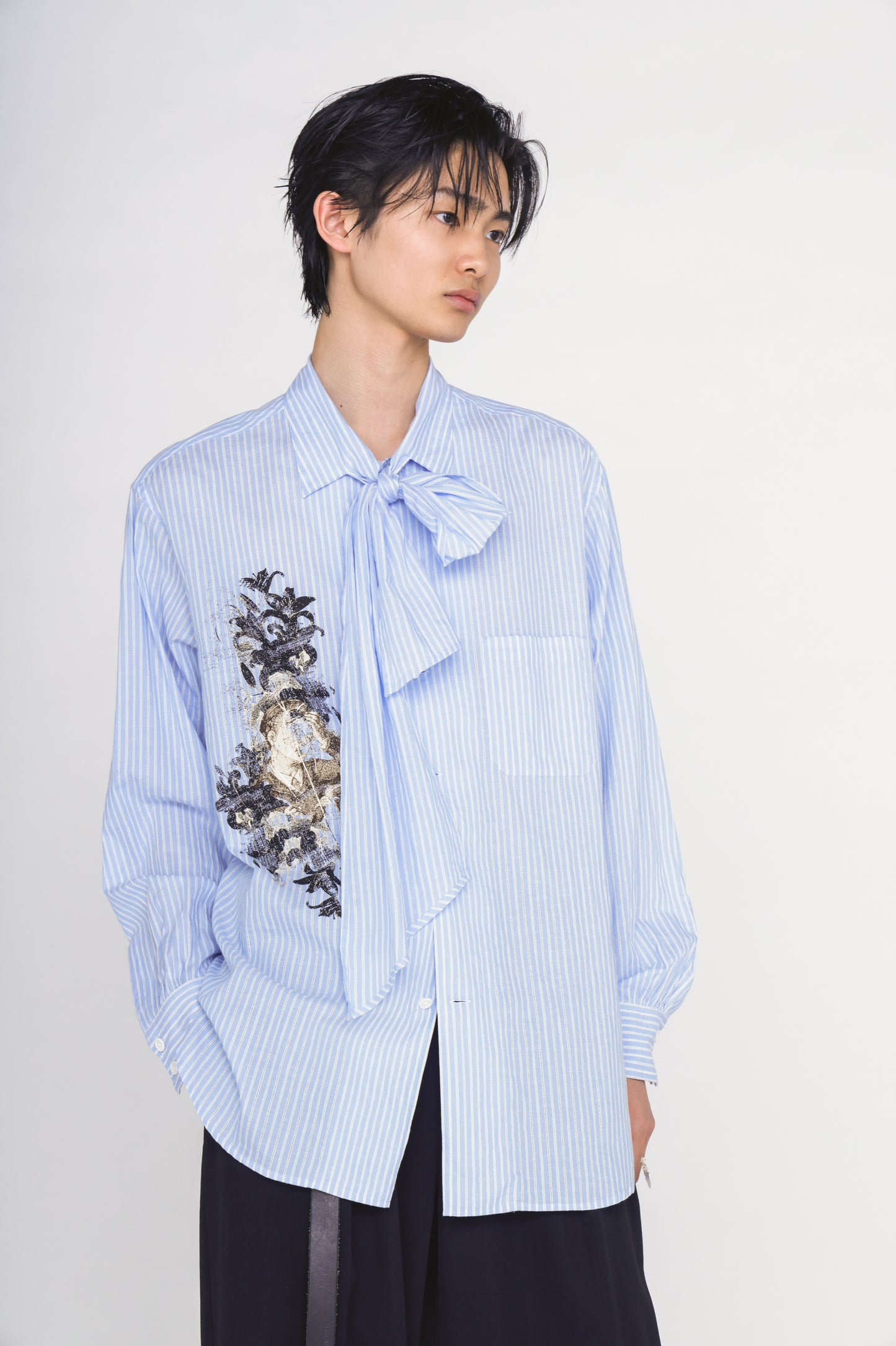COTTON STRIPED HEAD IN HANDS PRINT RIBON SHIRT