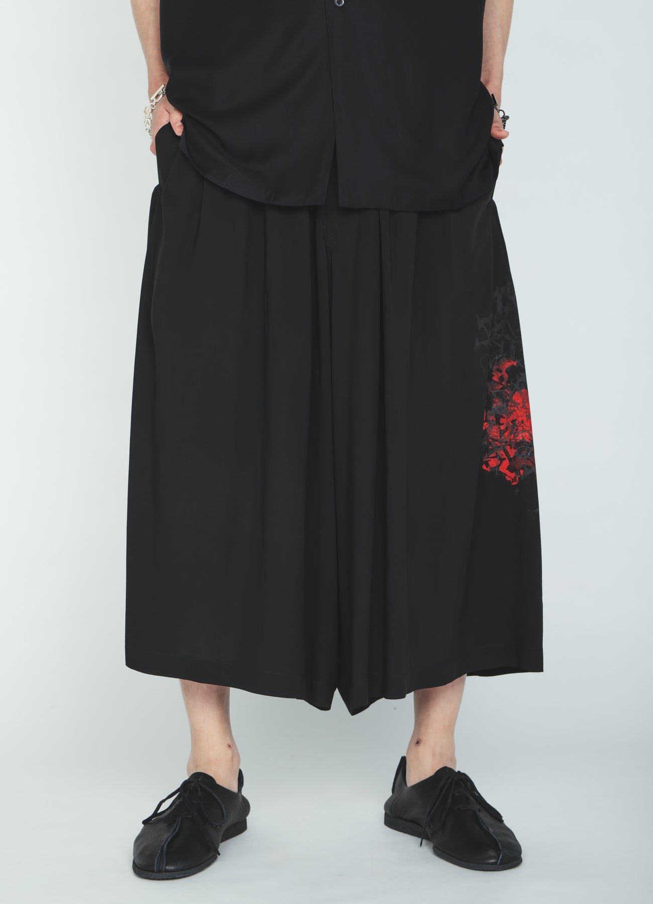 RAYON “Y” LETTER AND RED FLOWER PRINT CULOTTE PANTS