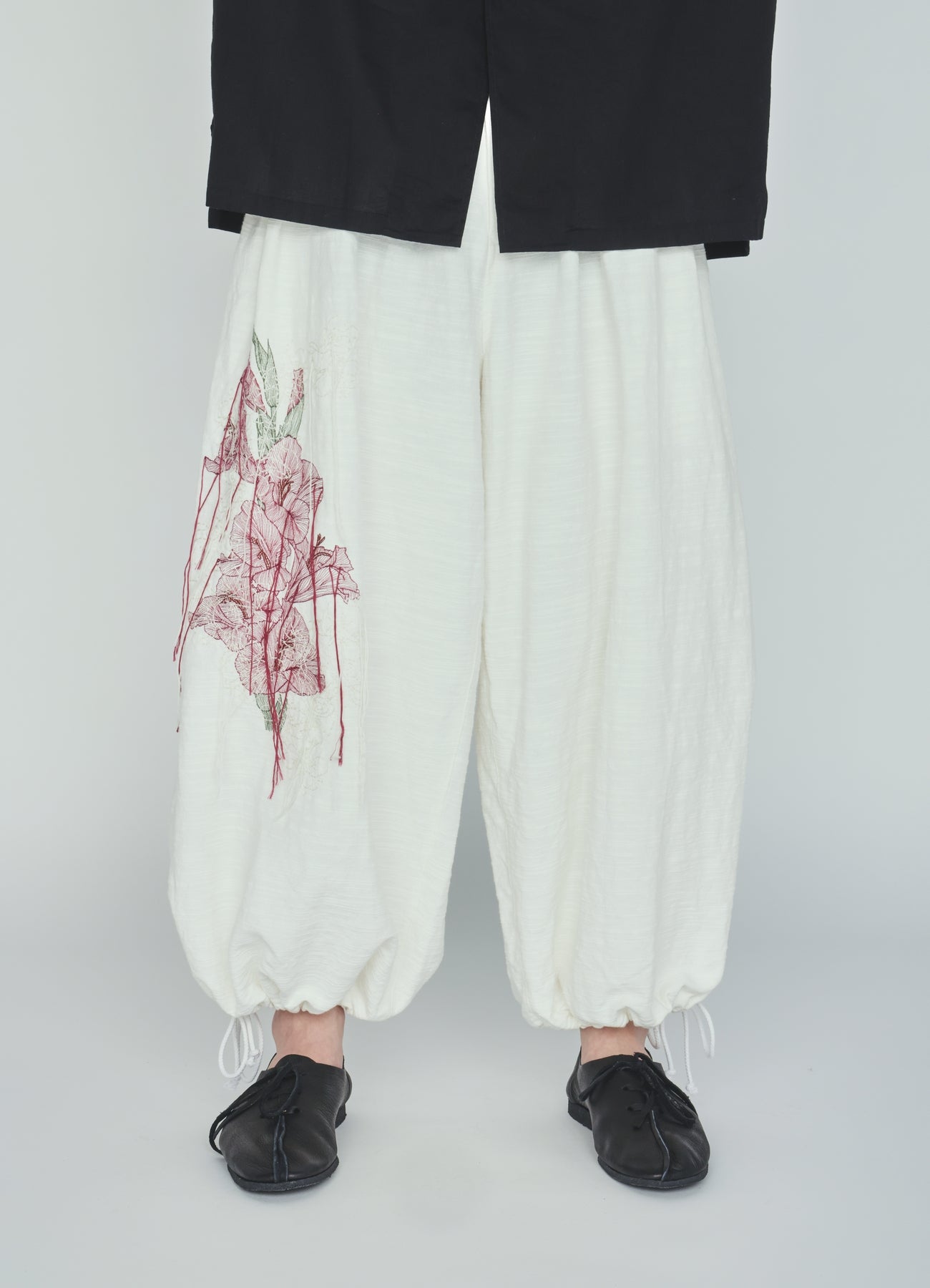 COTTON/LINEN FLOWER EMBROIDERY BALLOON PANTS – THE SHOP YOHJI YAMAMOTO